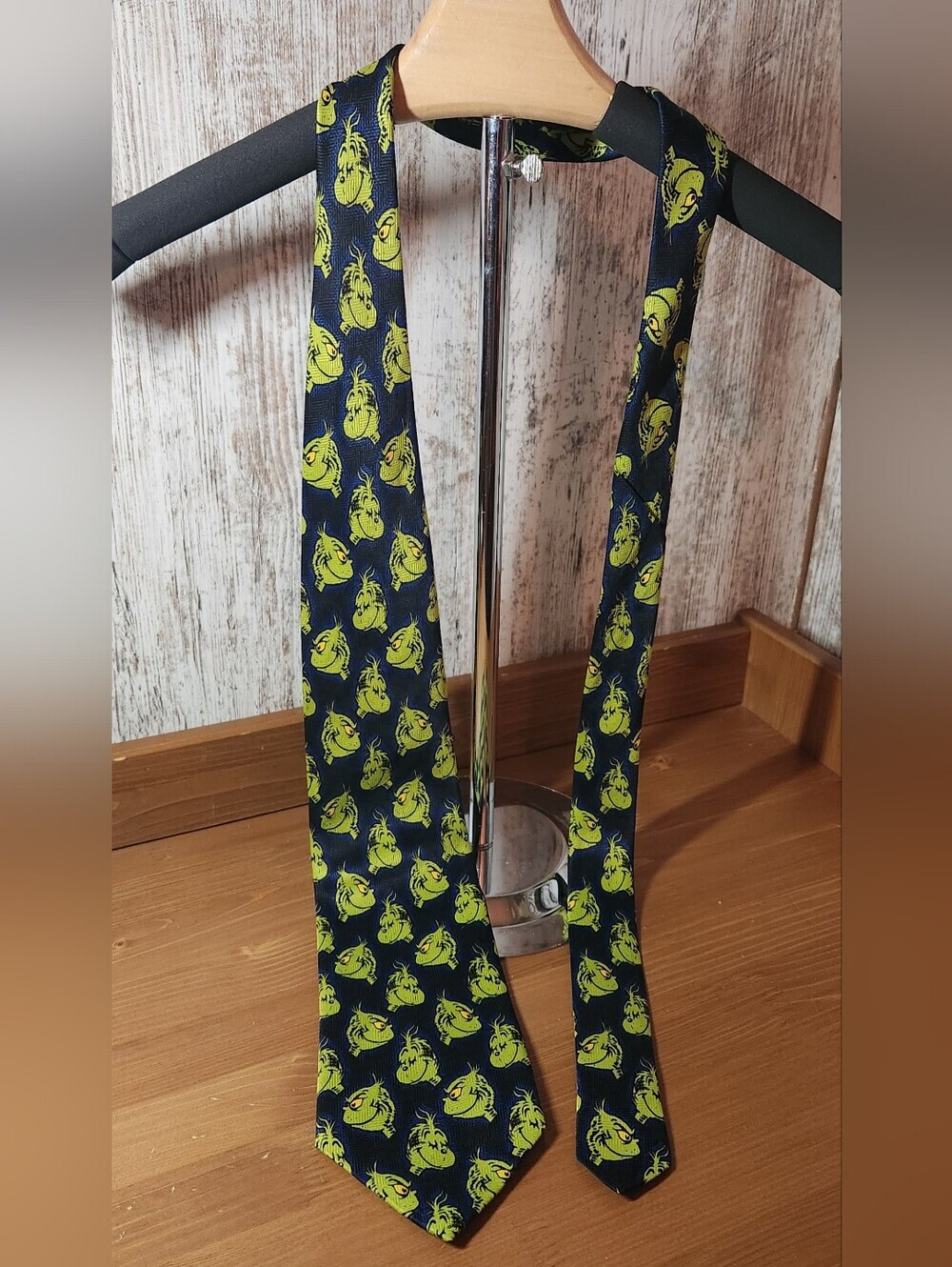 Dr. Seuss Brand "The Grinch" Novelity Necktie How The GRINCH STOLE CHRISTMAS